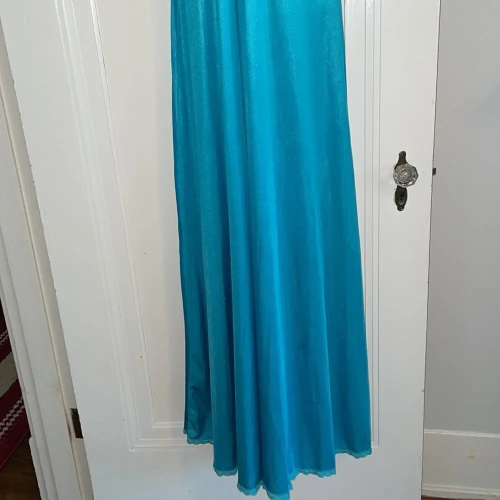 Vtg 70s Formfit Rogers turquoise‎ blue long nylon nightgown with lace details
